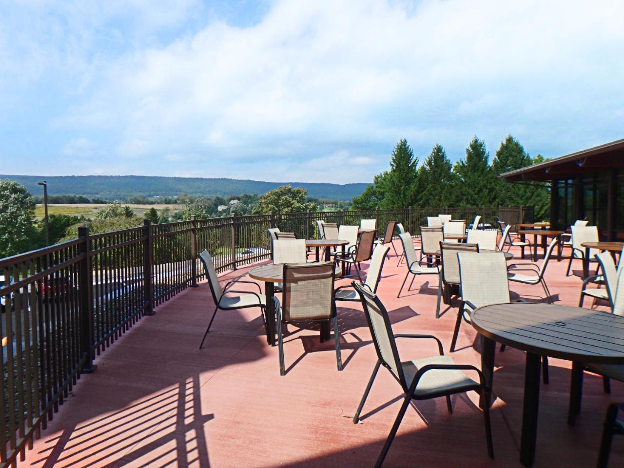 Отель Wyndham Garden State College Boalsburg Экстерьер фото